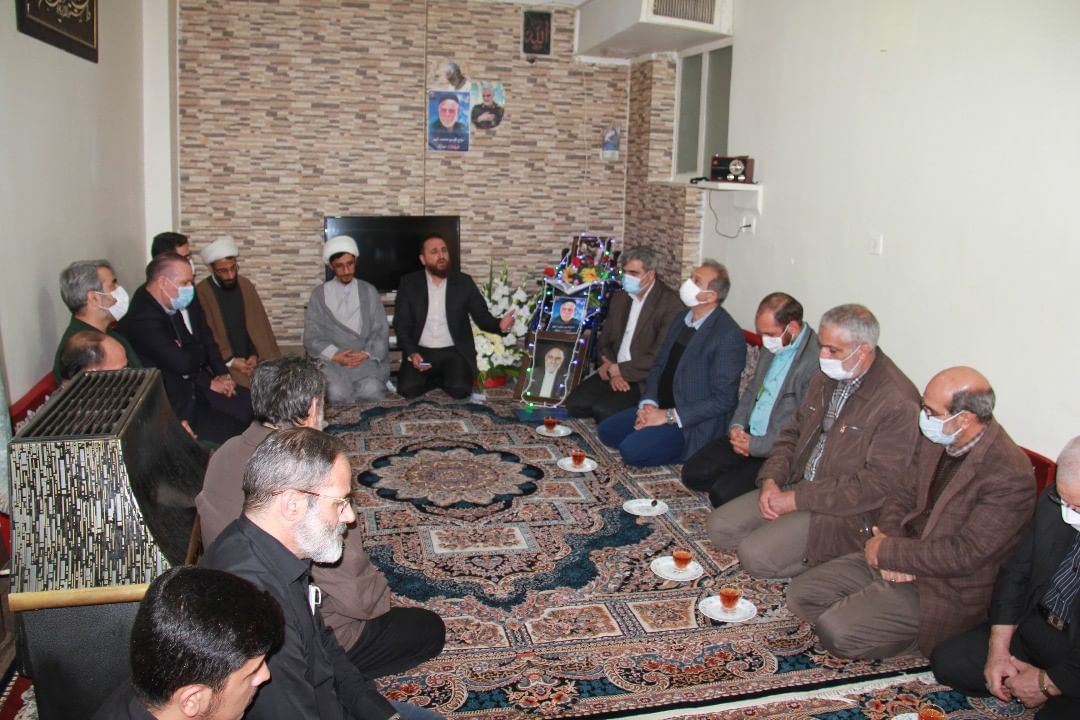 دیدار فرماندار شهرستان کرج و مسئولین استانی و شهری از دو خانواده شهید محمدشهری