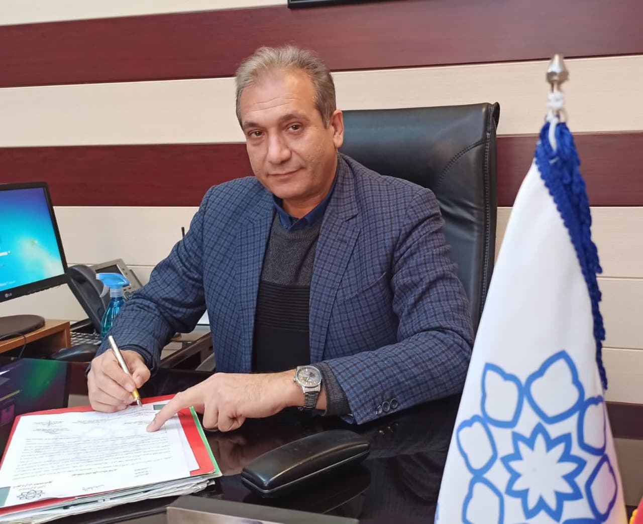 مهرداد حسن زاده شهردار محمد شهر اعلام کرد: ساخت سه بازارچه عمومی و یک مجتمع تجاری با پارکینگ طبقاتی برای ساماندهی دستفروشان ، ایجاد اشتغال و روان سازی ترافیک در این شهر آغاز شد 