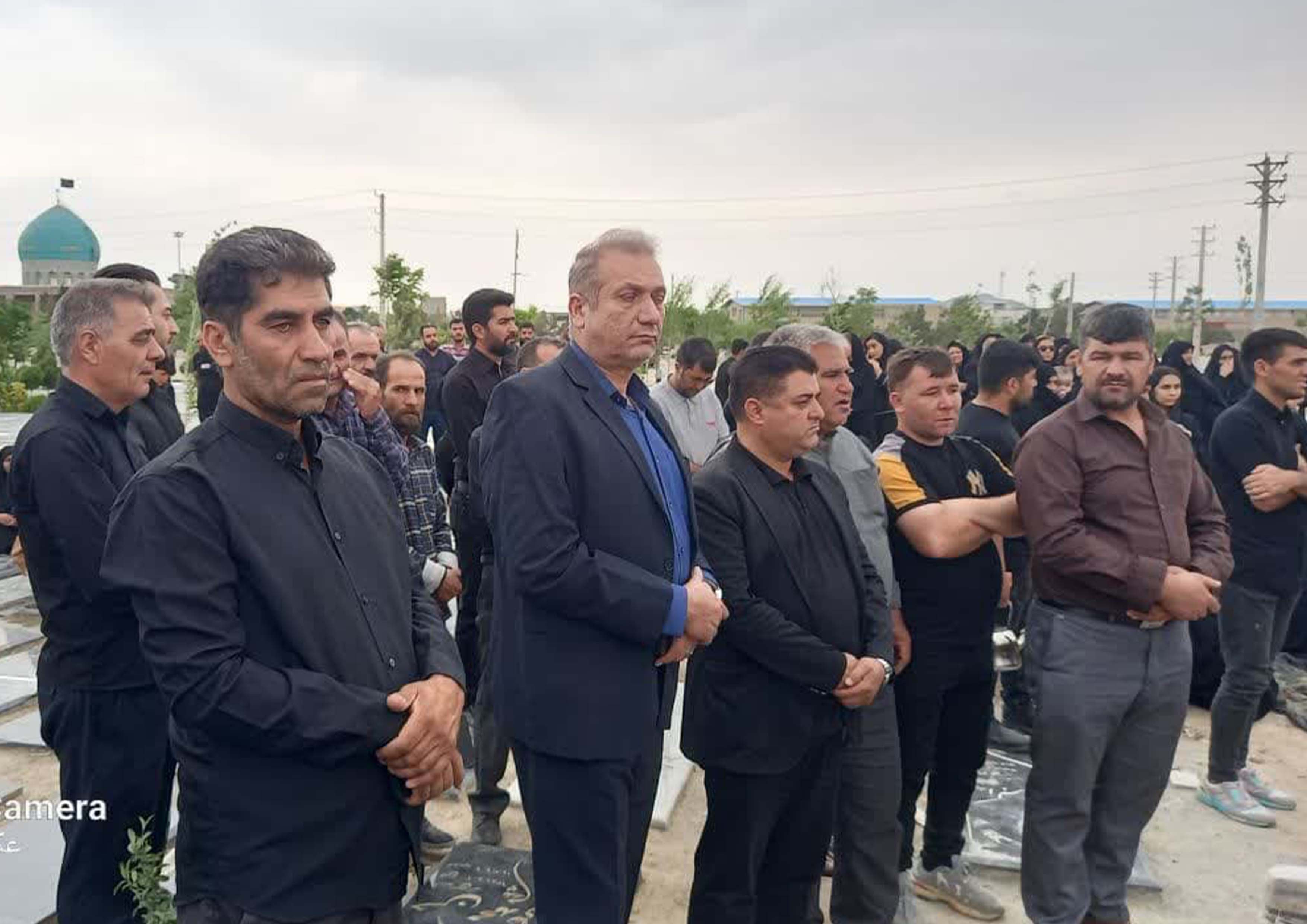 مراسم خاکسپاری همکار پاکبان تازه درگذشته مرحوم کلام اله عیوضی که دوشب پیش در اثر برخورد یکدستگاه موتورسیکلت در حین انجام خدمت کشته شد