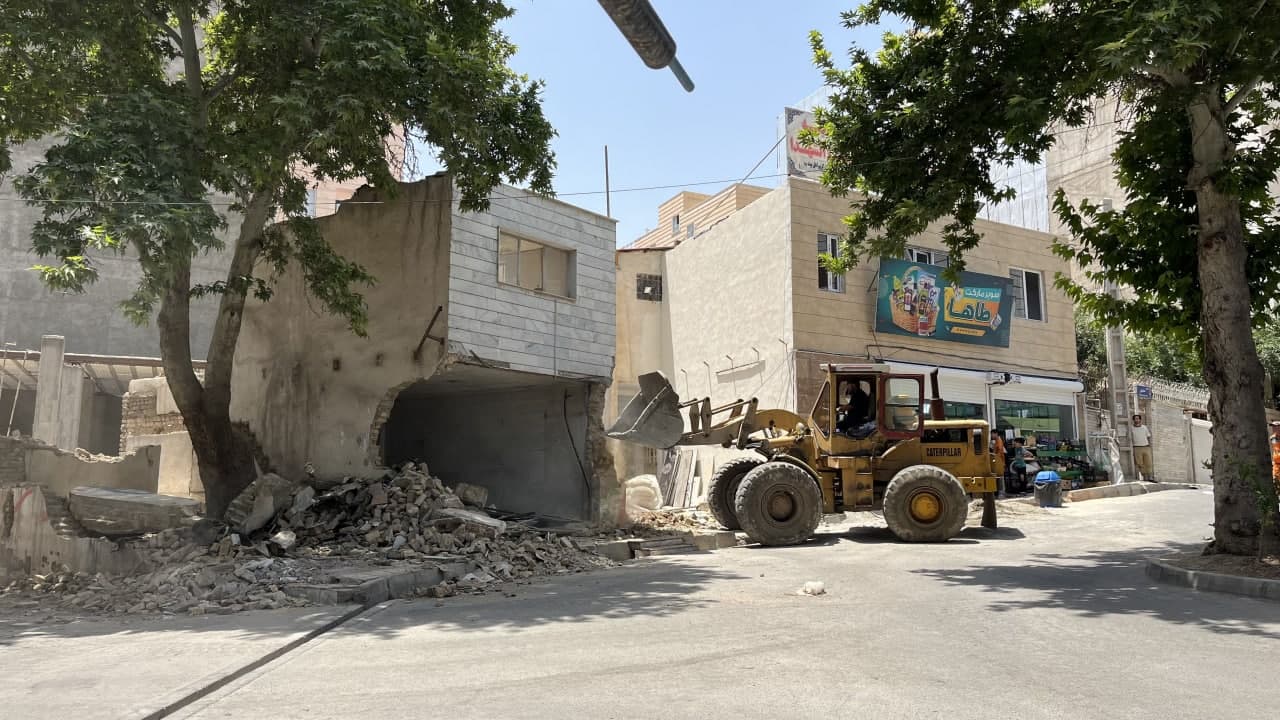 تملک و بازگشایی بخشی از معبر واقع در ضلع جنوبی میدان بسیج