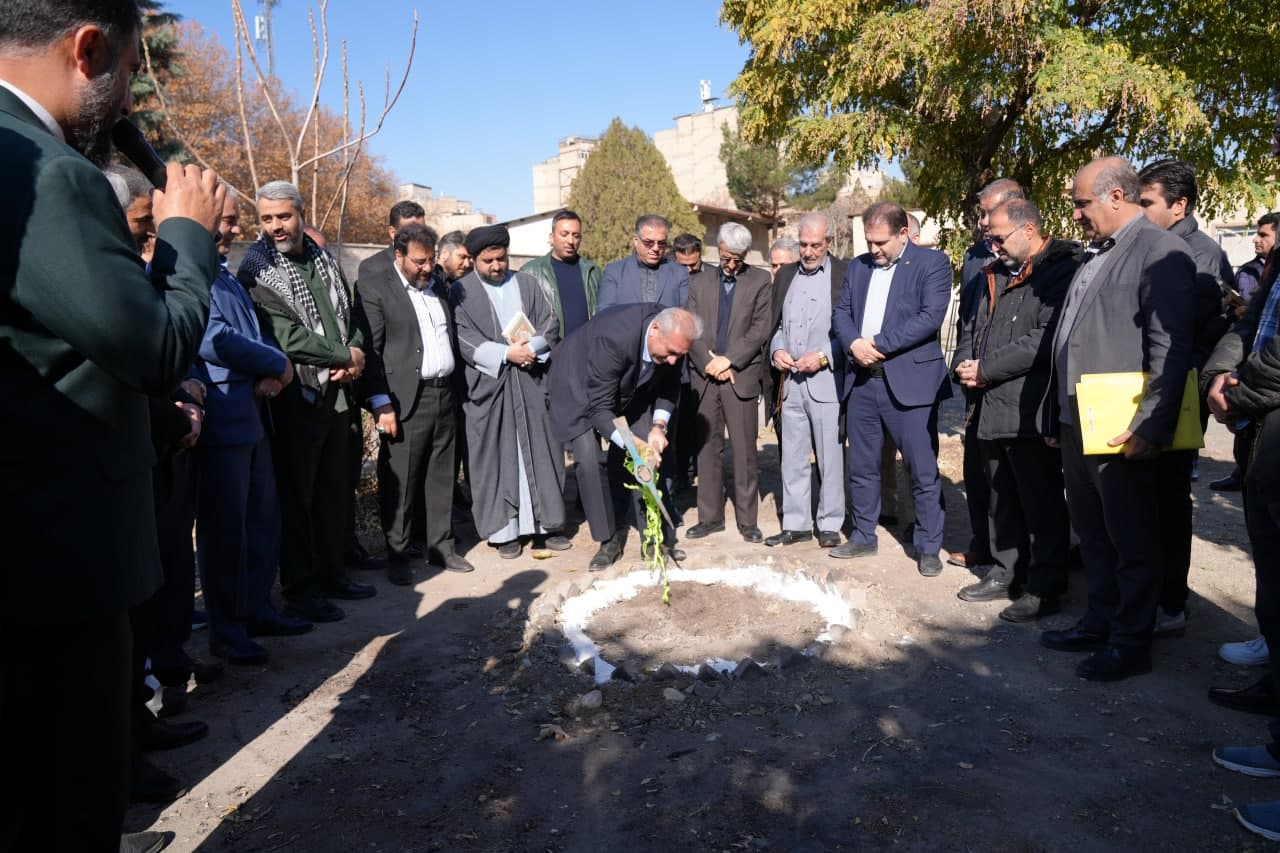 کلنگ‌ مدرسه 12 کلاسه در محمدشهر به زمین زده شد
