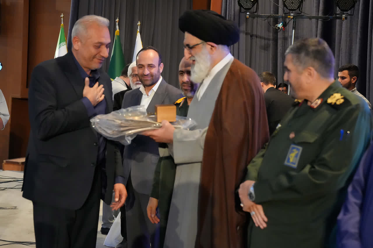 تجلیل از شهردار محمدشهر با اهدای «نشان فردوس» در حوزه جهاد سازندگی و محرومیت‌زدایی