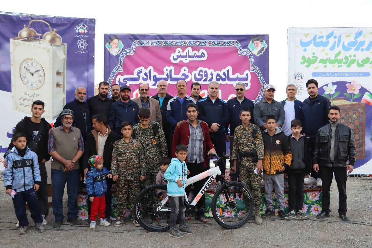 جمعه‌ای پرنشاط در محمدشهر؛ محله کوی بهار میزبان همایش پرشور پیاده‌روی خانوادگی شد