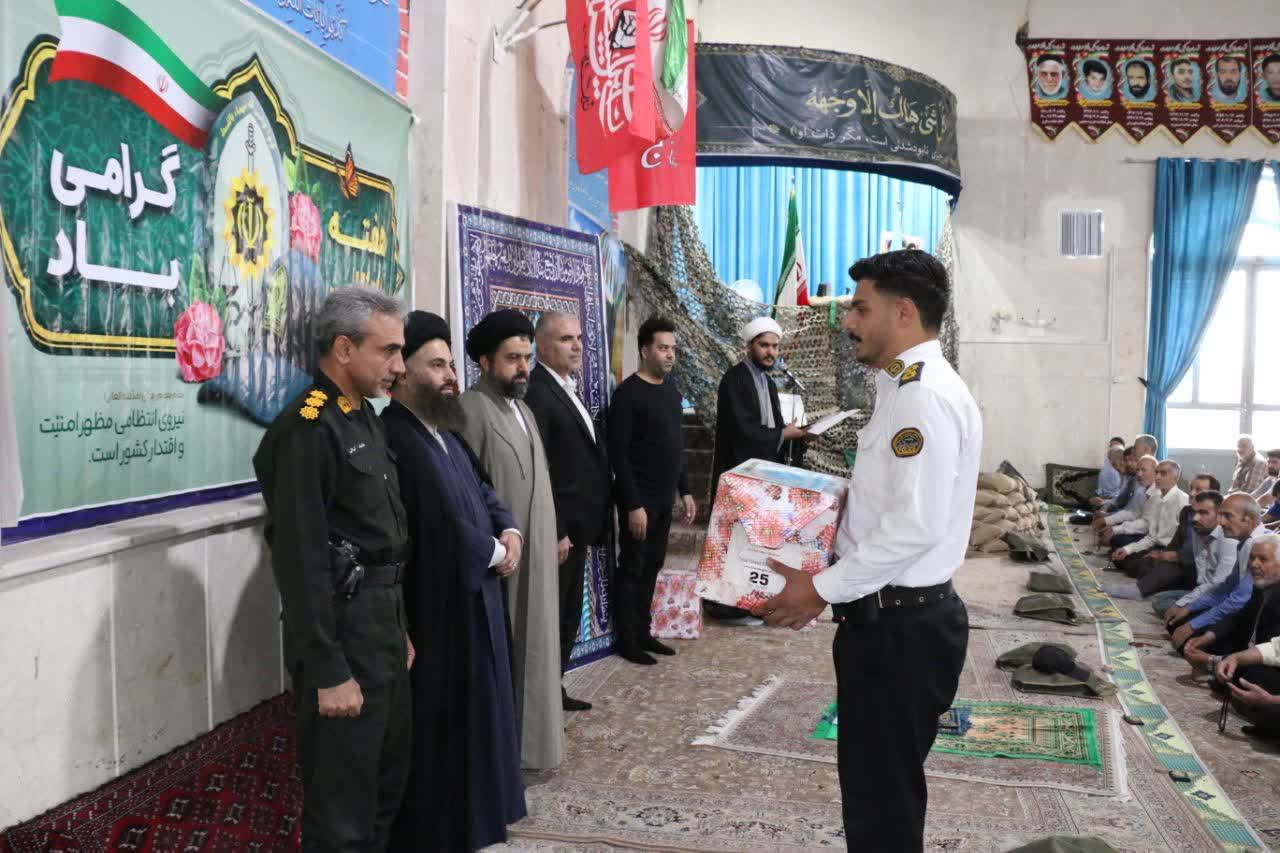 تجلیل از نیروهای انتظامی و آتش‌نشانی محمدشهر در بین‌الصلاتین نماز جمعه محمدشهر 